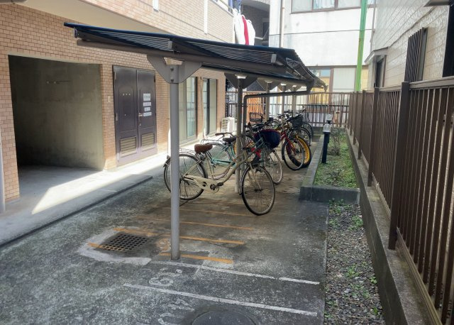 【駐車場】 | 日神パレステージ相模原 | 駐車場と明記されていても、最小スペースでつくられた駐車場だと大型車は駐車できなかったり、出入りしにくくなったりする可能性があります。お車のサイズと購入したい物件の駐車場のサイズを現地で確認しましょう。