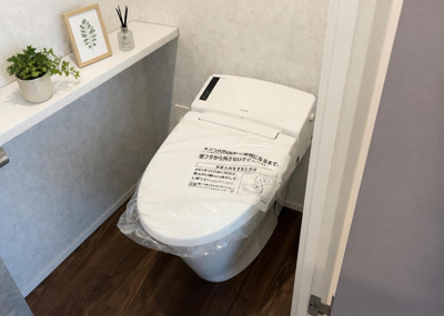 【トイレ】 | バースシティすずかけ台 | 温水洗浄便座が装備された衛生的なトイレです。独立した個室空間で、来客時も安心してご案内いただけます。掃除が容易な構造になっており、いつでも清潔で気持ちの良い状態を維持できる快適なトイレ空間です。