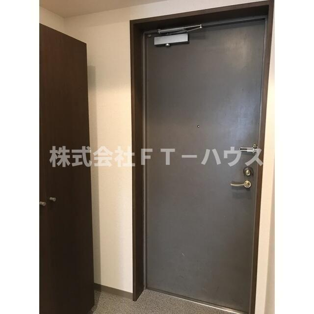 フローラ本八幡の玄関