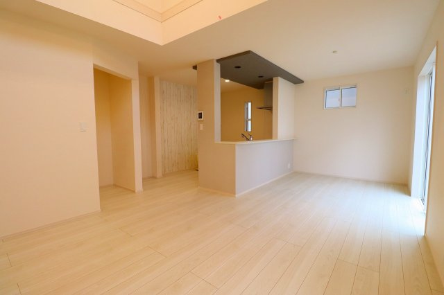 新築戸建・新築建売　福島市方木田古屋敷　吉井田小・第一中の居間・リビング|南側の大きな窓から日差しが入り明るく気持ちの良いリビング！