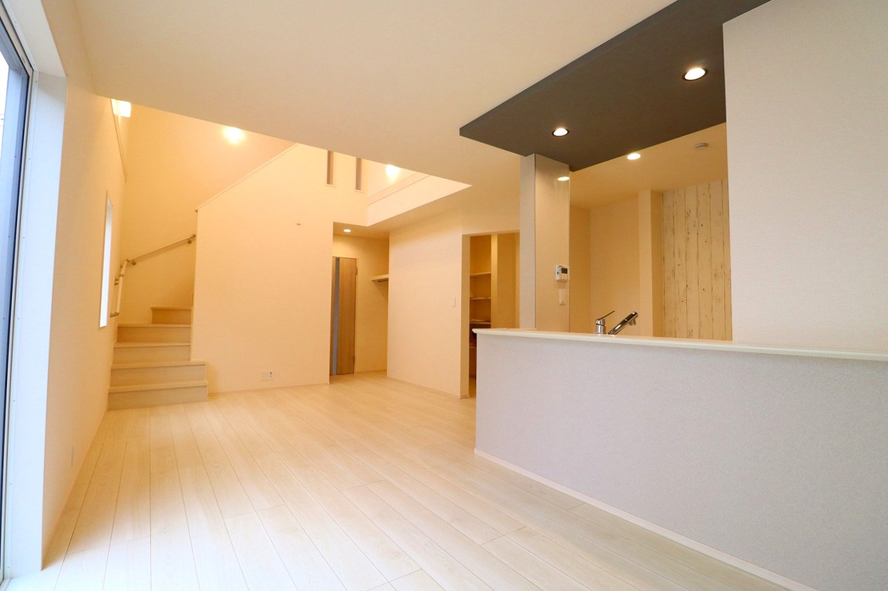 新築戸建・新築建売　福島市方木田古屋敷　吉井田小・第一中の居間・リビング|20.1帖のLDKはゆったり広々とした家族団らんスペースです！