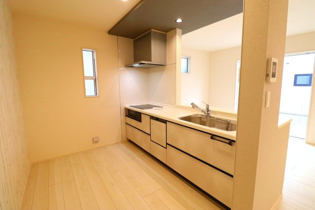 新築戸建・新築建売　福島市方木田古屋敷　吉井田小・第一中のキッチン|カウンター越しに会話が弾み、家族とのつながりを感じられる対面キッチンです！
