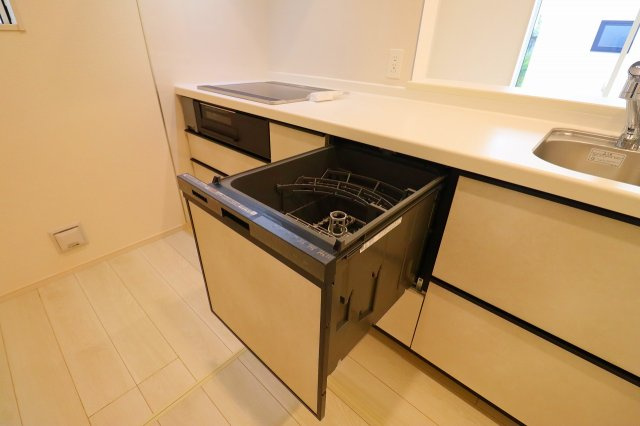 新築戸建・新築建売　福島市方木田古屋敷　吉井田小・第一中のキッチン|食器洗浄乾燥機が後片付けをサポート！食事後の家族のくつろぎタイムをゆっくり確保できます！