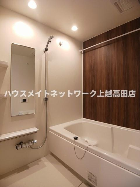 ヴィラ　シャングリラ高田　Ｂの浴室|浴室１坪（追焚機能付）