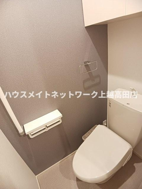 ヴィラ　シャングリラ高田　Ｂのトイレ|温水洗浄暖房便座