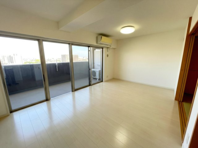 アルファステイツ谷山中央の居間・リビング|※居住中のため、プライバシー保護および室内イメージの分かりやすさのため、画像加工により家具等を一部消去しております。現況につきましては現地にてご確認ください。