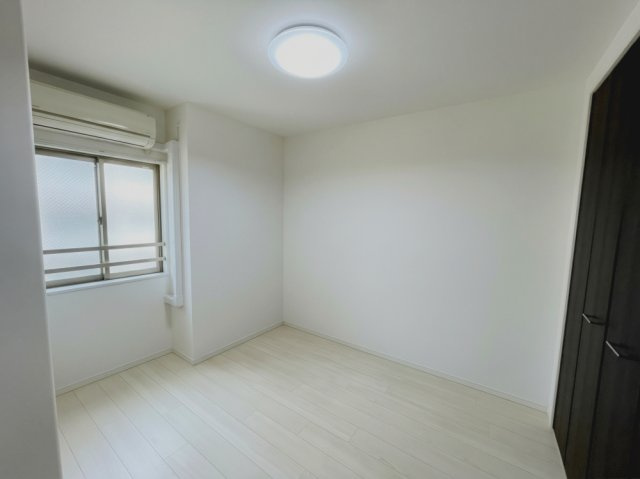 アルファステイツ谷山中央の洋室|※居住中のため、プライバシー保護および室内イメージの分かりやすさのため、画像加工により家具等を一部消去しております。現況につきましては現地にてご確認ください。
