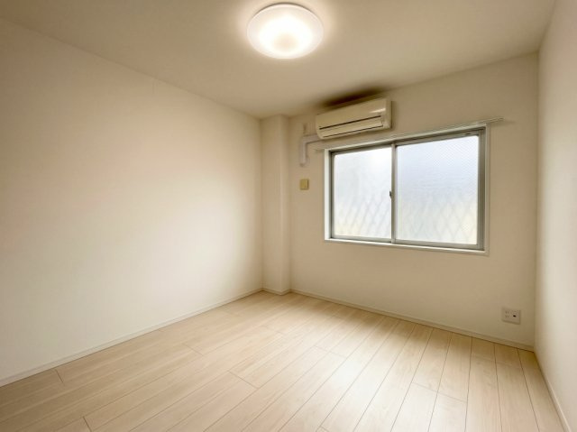 アルファステイツ谷山中央の洋室|※居住中のため、プライバシー保護および室内イメージの分かりやすさのため、画像加工により家具等を一部消去しております。現況につきましては現地にてご確認ください。