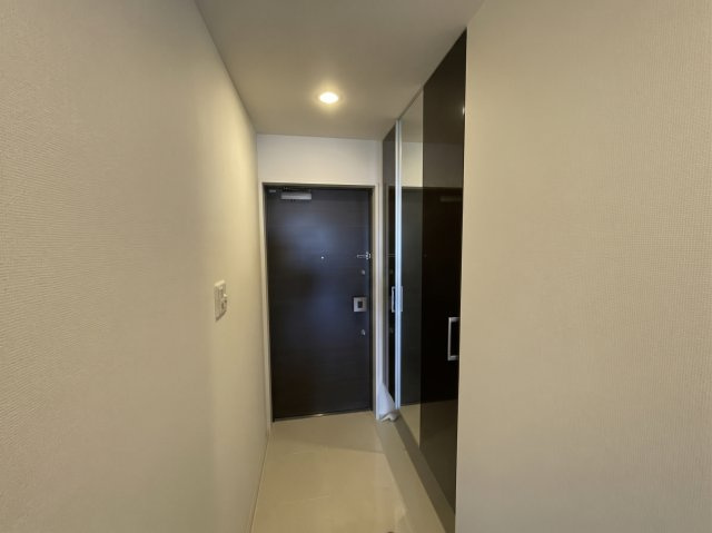 アルファステイツ谷山中央の玄関|※居住中のため、プライバシー保護および室内イメージの分かりやすさのため、画像加工により家具等を一部消去しております。現況につきましては現地にてご確認ください。