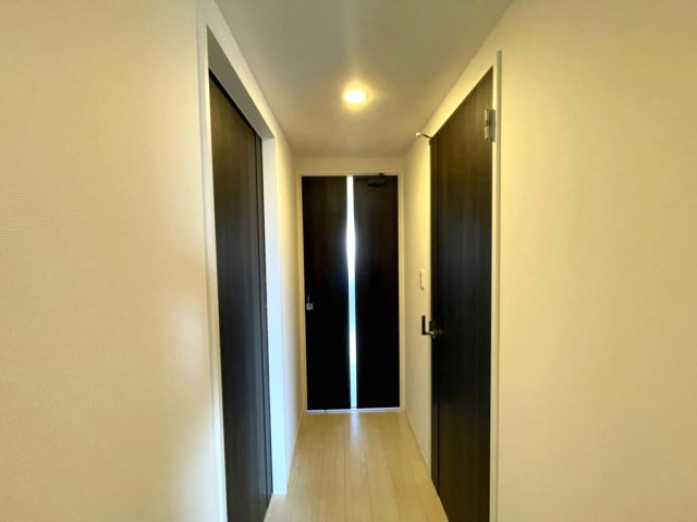アルファステイツ谷山中央の玄関|※居住中のため、プライバシー保護および室内イメージの分かりやすさのため、画像加工により家具等を一部消去しております。現況につきましては現地にてご確認ください。