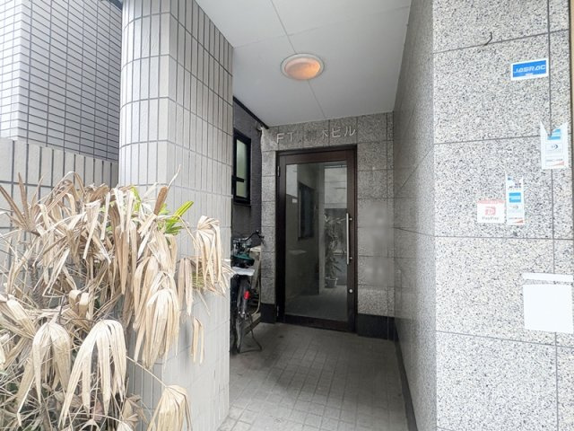 F・T楠木ビルのエントランス