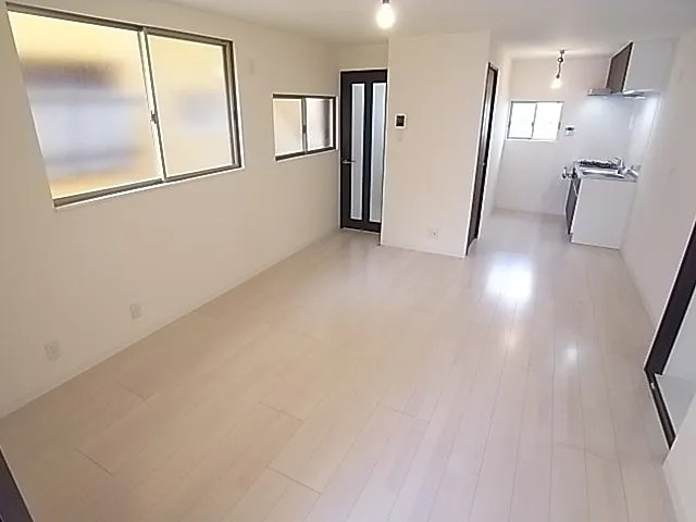 神戸市灘区城の下通３丁目のアパートの居間・リビング