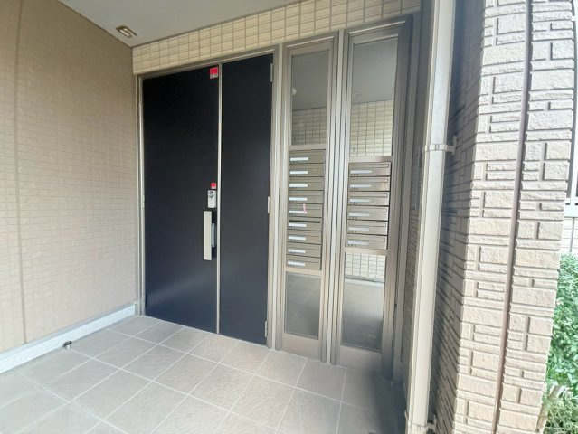 西宮市東町２丁目のアパートのエントランス