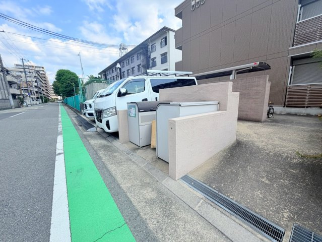 西宮市東町２丁目のアパートの駐車場