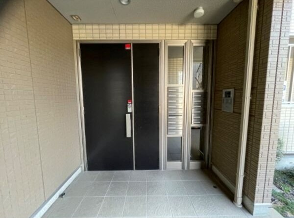 西宮市東町２丁目のアパートのエントランス