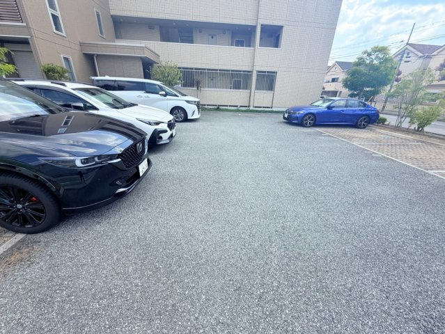 西宮市東町２丁目のアパートの駐車場