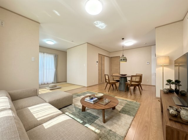 戸塚区柏尾町　中古戸建て　第3の居間・リビング|◆ご家族の会話がはずむ、開放的なＬＤＫです。休日はお陽さまの光をたっぷりととりこめるぽかぽかリビングで過ごしませんか？(家具はイメージです)