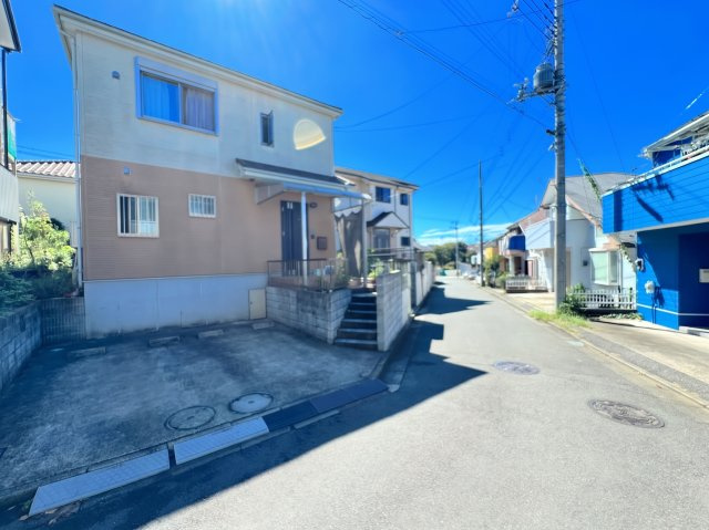 戸塚区柏尾町　中古戸建て　第3の外観|◆一戸建てを中心とした街並みが整然と続き、周辺は高い建物が建っていないので、緑の多い閑静な趣を感じる環境です。街並みや周辺環境も重要なポイントです！！