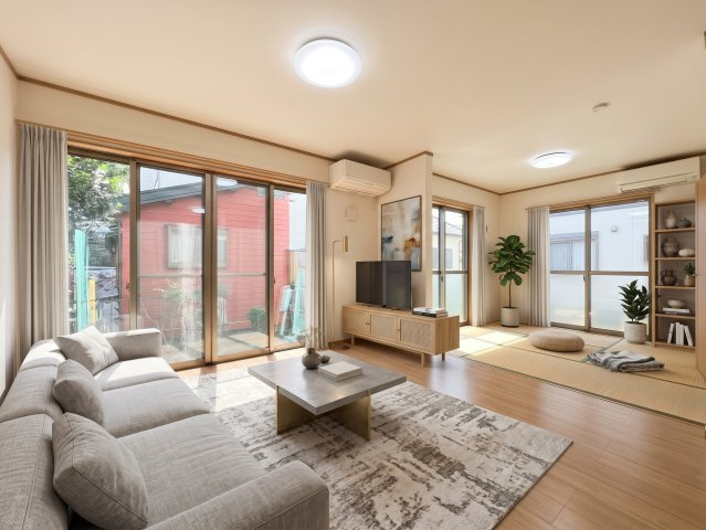 戸塚区柏尾町　中古戸建て　第3の居間・リビング|◆広々としたリビング・ダイニングは、シックでモダンな内装。落ち着いた雰囲気に包まれて、伸びやかな空間のなかで、ゆったりと家族団らんのひとときを過ごせます。(家具はイメージです)