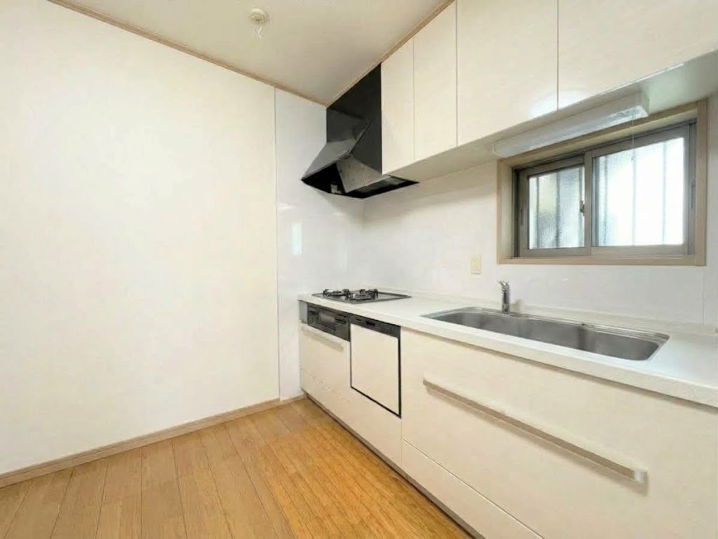 戸塚区柏尾町　中古戸建て　第3のキッチン|◆デザイン性と機能性を兼ね備えたキッチンです。リビングスペースとの一体感が生まれ、広々空間を演出してくれます。