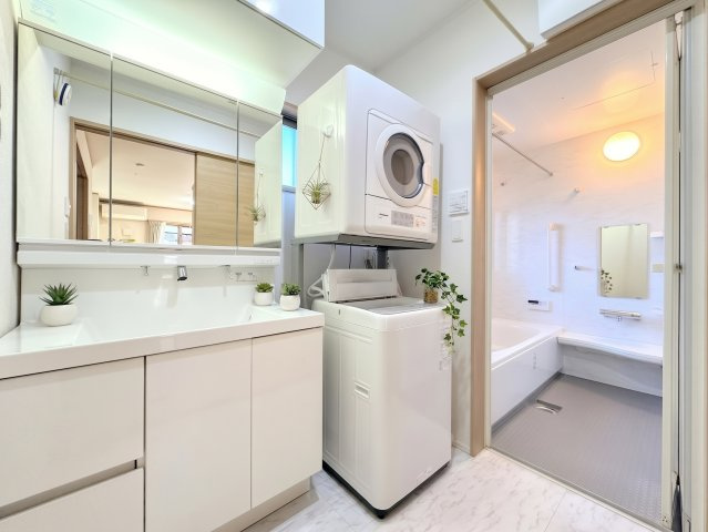 戸塚区柏尾町　中古戸建て　第3の独立洗面台|◆毎日使う場所だから、機能的で使いやすさに配慮したパウダールーム。すっきりと使えるように収納も豊富にご用意しています。