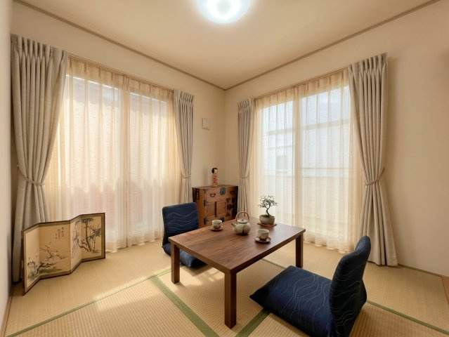 戸塚区柏尾町　中古戸建て　第3の和室|◆柔らかい陽光が差し込む明るいお部屋を演出する設計。彩光の取れる窓が気持ちの良いお部屋を創り上げます。(家具はイメージです)
