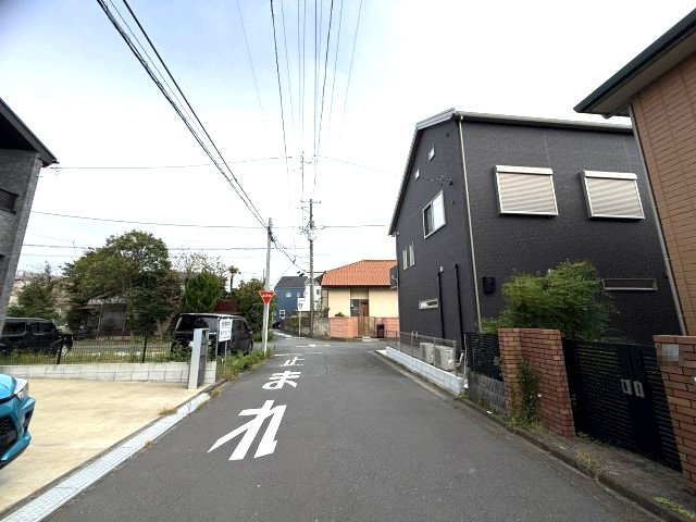 築浅住宅！角地　大手ハウスメーカー施工の前面道路含む現地写真|前面道路