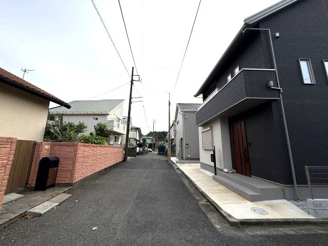 築浅住宅！角地　大手ハウスメーカー施工の前面道路含む現地写真|前面道路