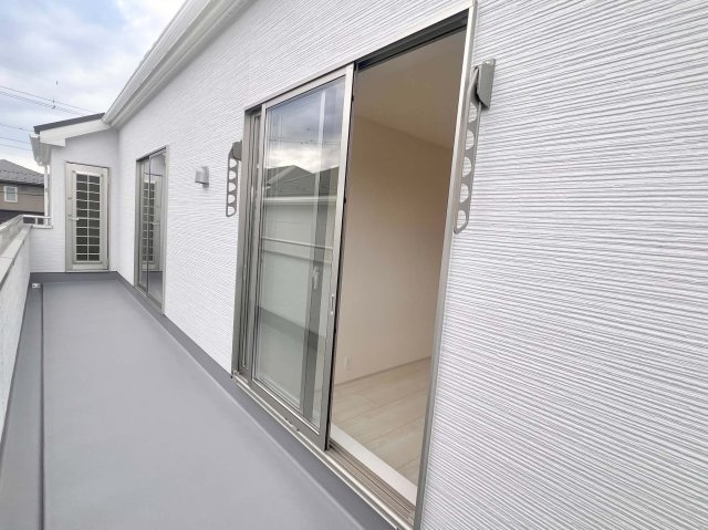 長野市丹波島２丁目の新築一戸建のバルコニー|各部屋から出入りできるバルコニー！