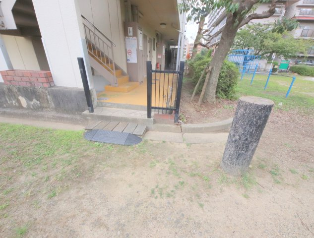 ナラコック三条ハイツのエントランス