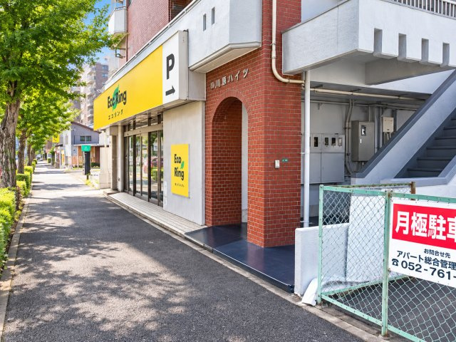 川原ハイツ(昭和区川原通4丁目一棟売マンション)の外観|歩道側から見た1階店舗と住居エントランス。店舗と住居の出入口が分かれた構成です。