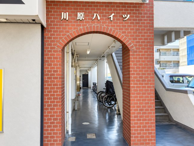 川原ハイツ(昭和区川原通4丁目一棟売マンション)のエントランス|レンガ調タイルのアーチと館名サインが印象的なエントランス。各住戸へは共用廊下からアプローチします。