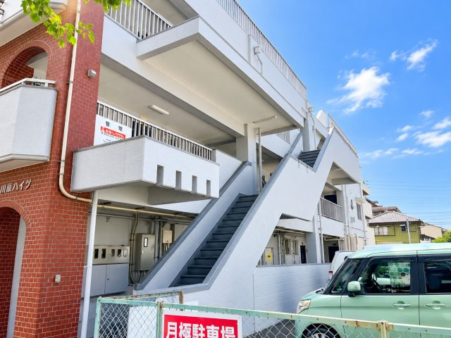 川原ハイツ(昭和区川原通4丁目一棟売マンション)のその他共用部分|共用階段と各住戸へのアプローチ。明るく清潔感のある共用部です。
