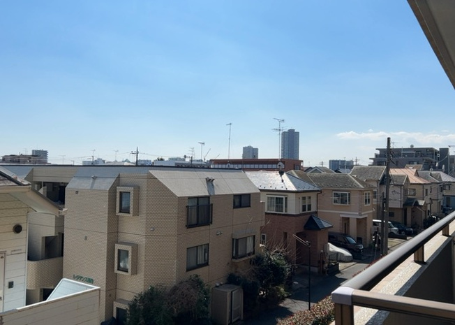 【展望】 | ライオンズマンション相模原南台 | 1階南東側のバルコニー・専用庭からの眺望写真です。前面は閑静な住宅街となっており、落ちついた住環境が広がっています。鶴の台小学校まで徒歩6分（約428m）と子育て世帯にもおすすめの立地です。