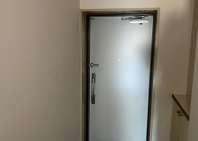【玄関】 | ライオンズマンション相模原南台 | お部屋の玄関口には靴類を整理整頓できるシューズボックスを設置済みです。玄関周りを常にすっきりと綺麗に保つことができ、来客時にも気持ちよく迎え入れられる使い勝手の良い玄関スペースとなっております。