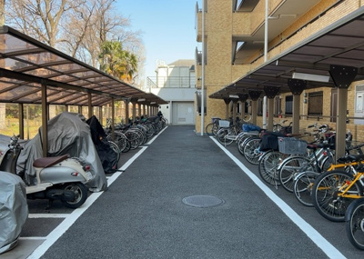 【駐輪場】 | ライオンズマンション相模原南台 | 敷地内に設けられた駐輪場スペースです。自転車をお持ちの方も安心して保管でき、通勤や通学、近隣への買い物などの日常移動に役立ちます。小田急相模原駅周辺への移動にも自転車があると大変便利です。
