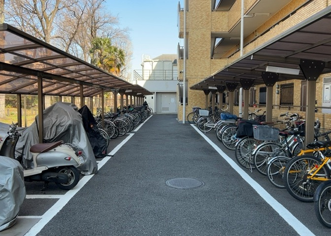 【駐輪場】 | ライオンズマンション相模原南台 | 敷地内に設けられた駐輪場スペースです。自転車をお持ちの方も安心して保管でき、通勤や通学、近隣への買い物などの日常移動に役立ちます。小田急相模原駅周辺への移動にも自転車があると大変便利です。