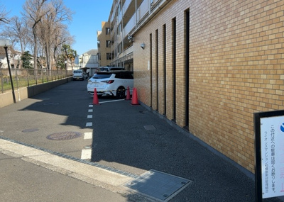 【駐車場】 | ライオンズマンション相模原南台 | マンション敷地内の駐車・車寄せに関するスペースです。お車の出し入れや荷物の搬入時にも便利な動線が確保されています。近隣の月極駐車場探しについても、住まいの広場が丁寧にお手伝いいたします。