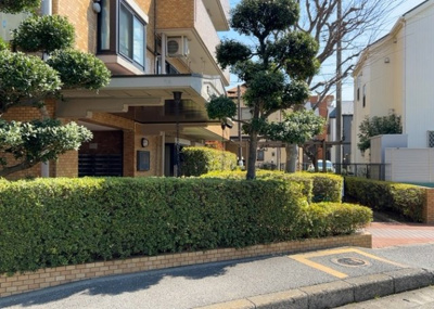 【庭】 | ライオンズマンション相模原南台 | 1階住戸ならではの魅力である面積26.07平米の専用庭です（月額使用料520円）。ガーデニングを楽しんだり、お子様の遊び場やリフレッシュ空間として多様に活用できる貴重なプライベートスペースです。