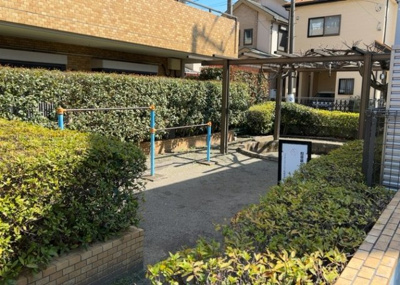 【中庭】 | ライオンズマンション相模原南台 | 敷地内の緑豊かな敷地スペース・中庭部分です。居住者が心地よく過ごせる環境が整えられており、落ち着いた雰囲気を感じられます。平坦地に立地するライオンズマンション相模原南台ならではの魅力です。