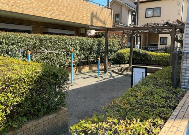 【中庭】 | ライオンズマンション相模原南台 | 敷地内の緑豊かな敷地スペース・中庭部分です。居住者が心地よく過ごせる環境が整えられており、落ち着いた雰囲気を感じられます。平坦地に立地するライオンズマンション相模原南台ならではの魅力です。
