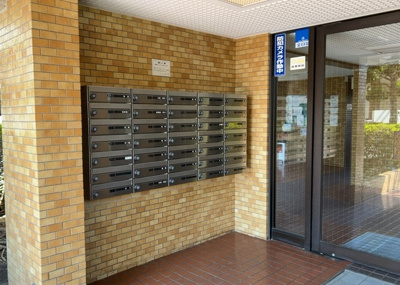 【設備】 | ライオンズマンション相模原南台 | 共用部に設置された集合郵便受け（メールボックス）です。居住者の大切な郵便物を安全に受け取れるよう整理されて配置されています。定期的な清掃も実施されており、綺麗に保たれている共用設備です。