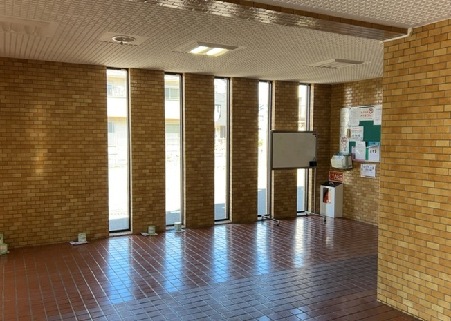 【ロビー】 | ライオンズマンション相模原南台 | エントランス近くに設けられた共有のラウンジ・歓談スペースです。ちょっとした来訪者の対応や居住者同士の交流の場としてご利用いただけます。築年数を感じさせない清潔で整った共用空間が確保されています。