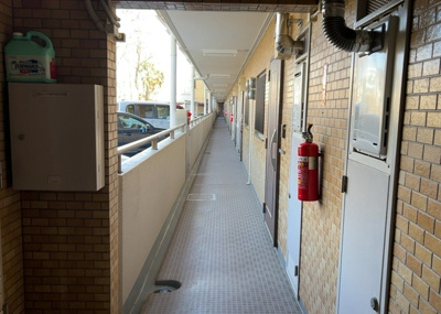 【その他共用部分】 | ライオンズマンション相模原南台 | 廊下や階段などの共用部分の写真です。巡回管理により清掃やメンテナンスが行き届いており、居住者が快適に行き来できる状態が保たれています。外壁タイル張りの重厚感ある佇まいも本物件のポイントです。