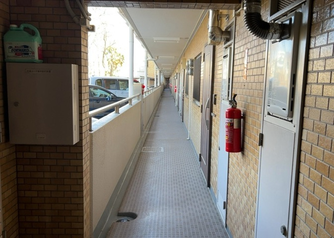 【その他共用部分】 | ライオンズマンション相模原南台 | 廊下や階段などの共用部分の写真です。巡回管理により清掃やメンテナンスが行き届いており、居住者が快適に行き来できる状態が保たれています。外壁タイル張りの重厚感ある佇まいも本物件のポイントです。