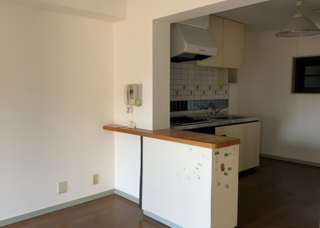 【ダイニング】 | ライオンズマンション相模原南台 | ダイニングスペースは7.4帖の使いやすい広さを誇ります。キッチン（3.1帖）との生活動線もスムーズで、家族みんなで食事の時間をゆったり過ごせるレイアウトです。明るい光が差し込む心地よい空間です。