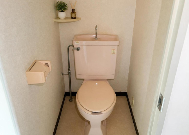 【トイレ】 | ライオンズマンション相模原南台 | バスルームとは独立した清潔感のあるトイレ空間です。公共下水・公営水道に対応した安心の設備仕様となっております。独立配置されているため、ご家族同士や来客時にも気兼ねなくご使用いただける空間です。