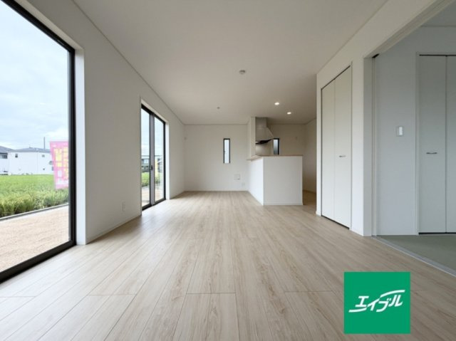 【居間・リビング】 | クレイドルガーデン倉敷市連島町鶴新田第15 (全4棟) | 17帖のLDKで広々お使いいただけます♪