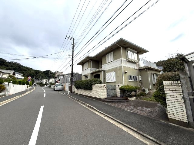 鉄筋コンクリート造　「イトーピア葉山」旧分譲地内の前面道路含む現地写真|前面道路