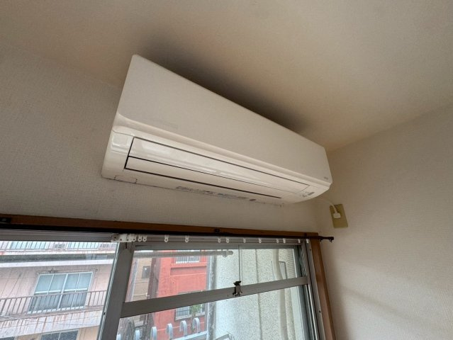 ランドフォレスト北砂の設備|奥側の洋室のエアコン